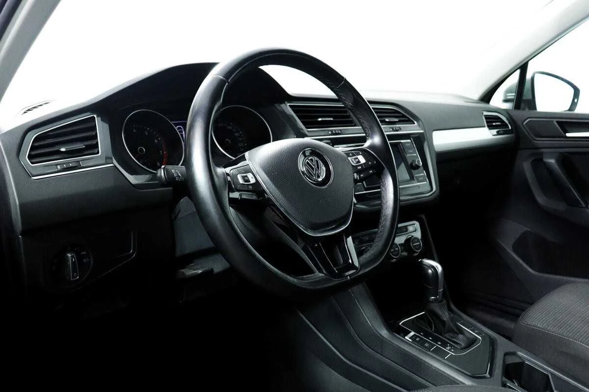 VOLKSWAGEN TIGUAN, Серебряный, 2018, Робот, 150 л.с., цена от 1 365 600 руб.