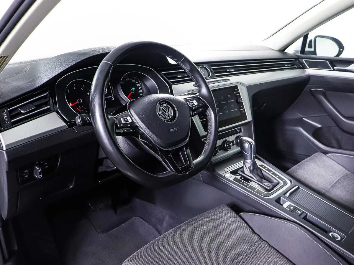 VOLKSWAGEN PASSAT, Белый, 2018, Робот, 150 л.с., цена от 1 180 800 руб.