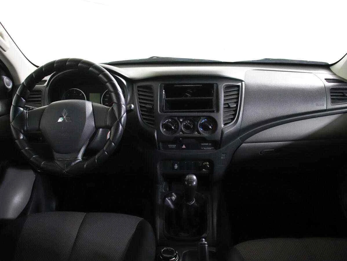 Mitsubishi L200, Серый, 2015, Механическая, 154 л.с., цена от 1 345 000 руб.