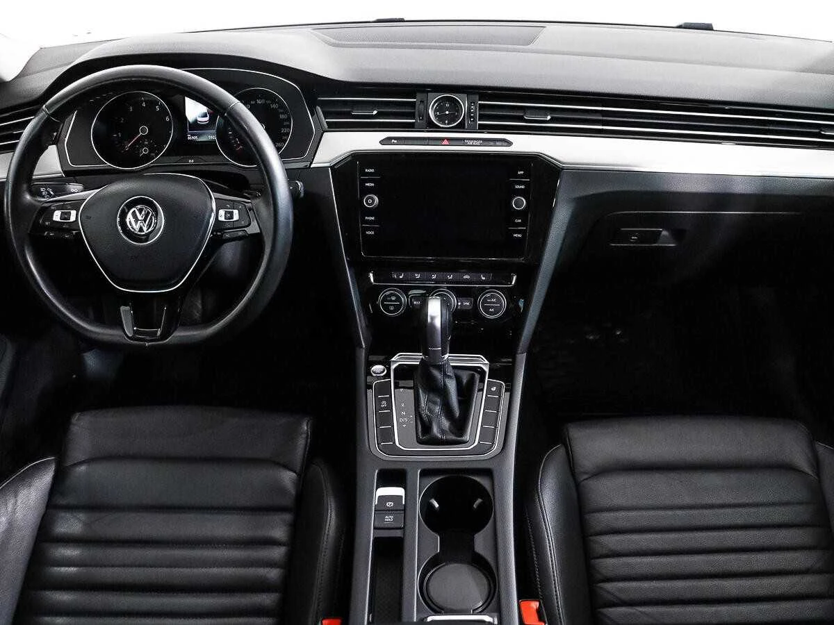 VOLKSWAGEN PASSAT, Белый, 2018, Робот, 180 л.с., цена от 1 590 400 руб.