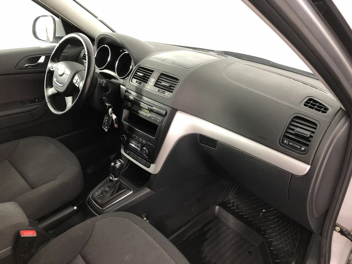 Skoda Yeti, Серебряный, 2013, Робот, 122 л.с., цена от 725 000 руб.