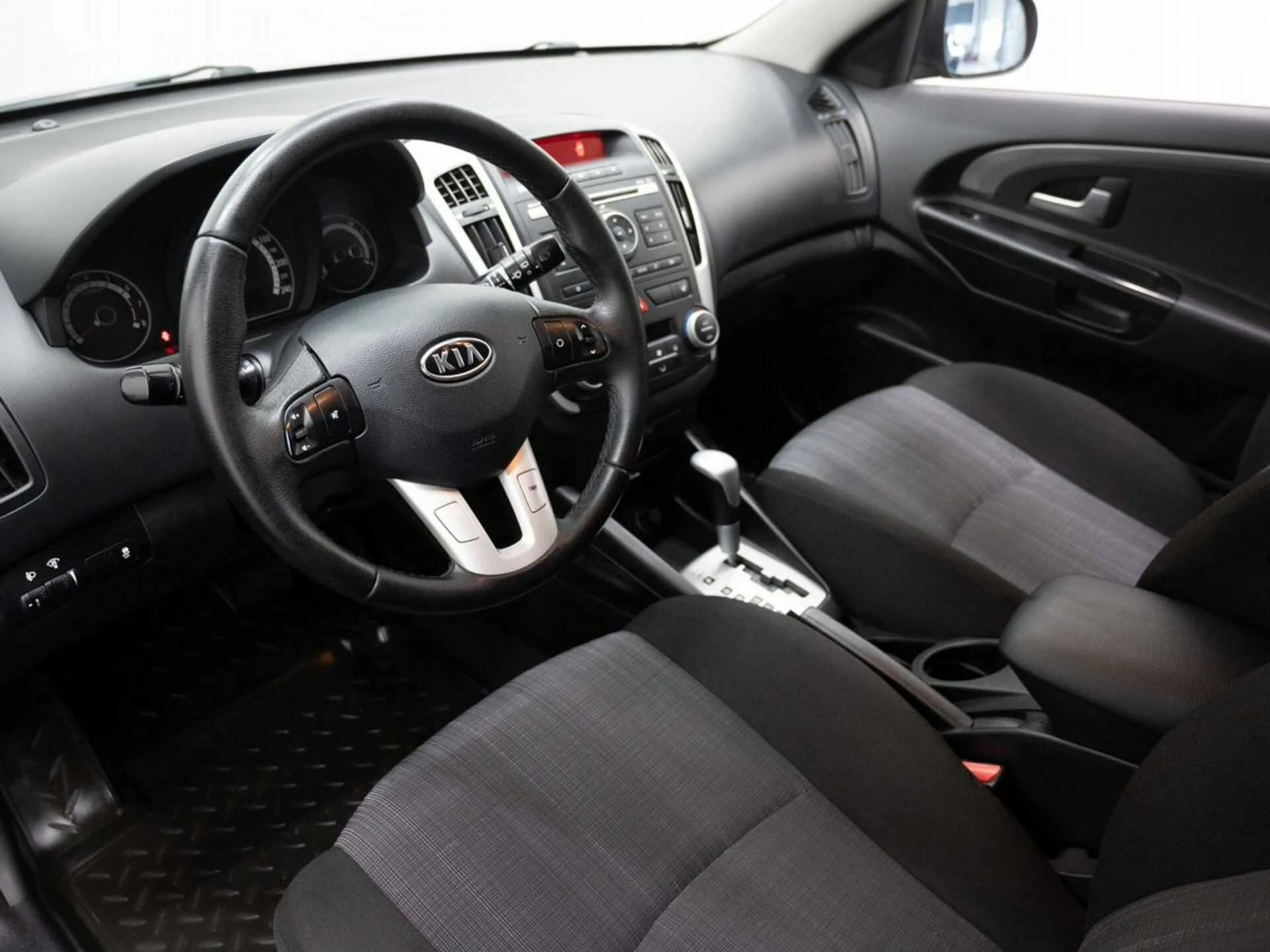 KIA CEED, Бежевый, 2011, Автоматическая, 122 л.с., цена от 592 000 руб.