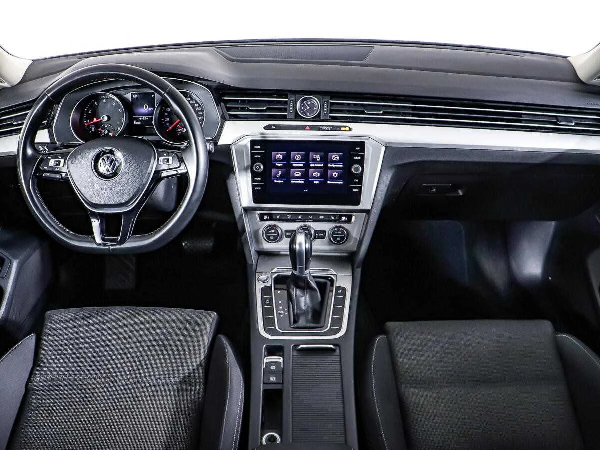 VOLKSWAGEN PASSAT, Белый, 2018, Робот, 150 л.с., цена от 1 180 800 руб.