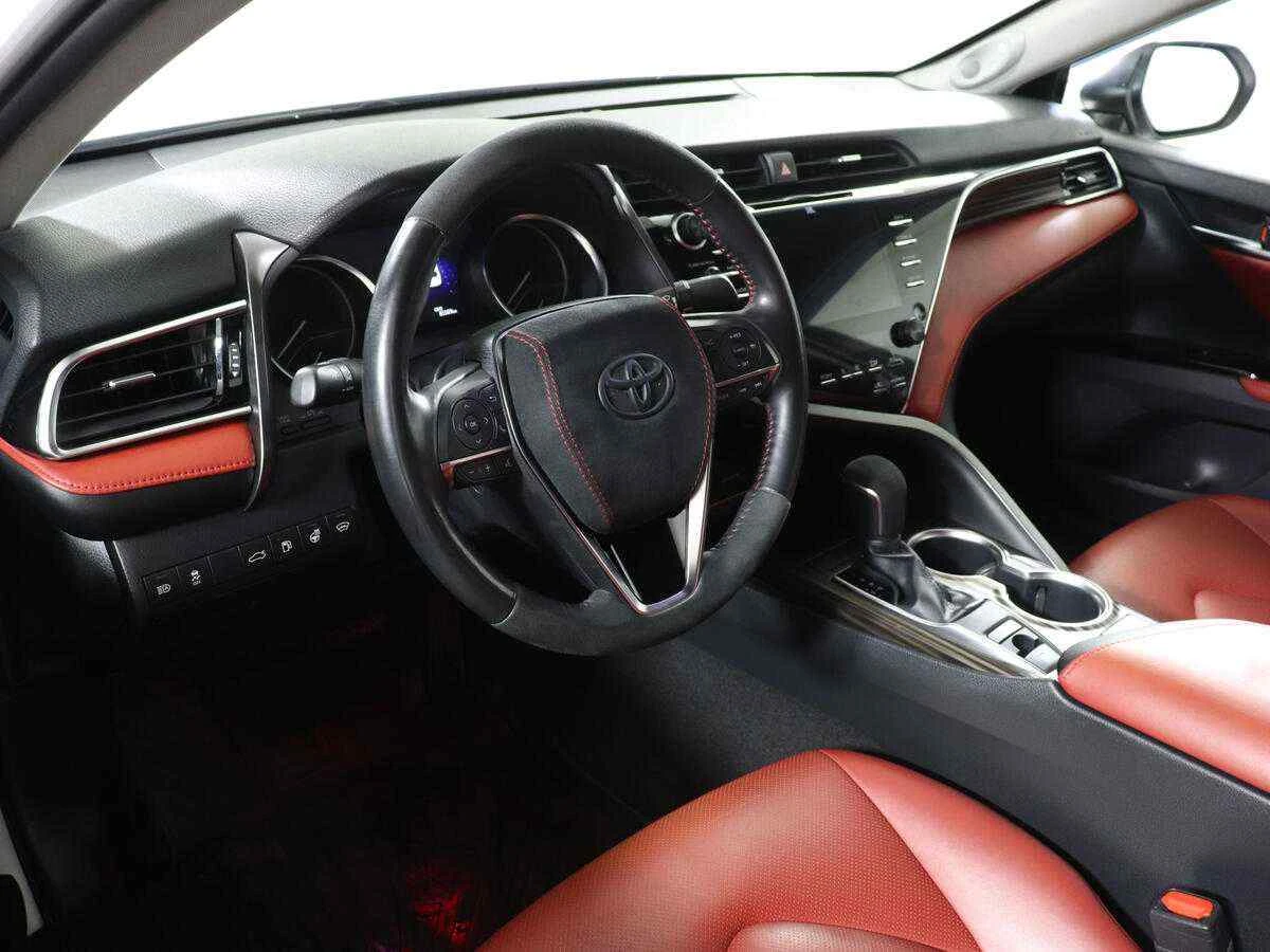 Toyota Camry, Белый, 2018, Автоматическая, 249 л.с., цена от 2 240 000 руб.