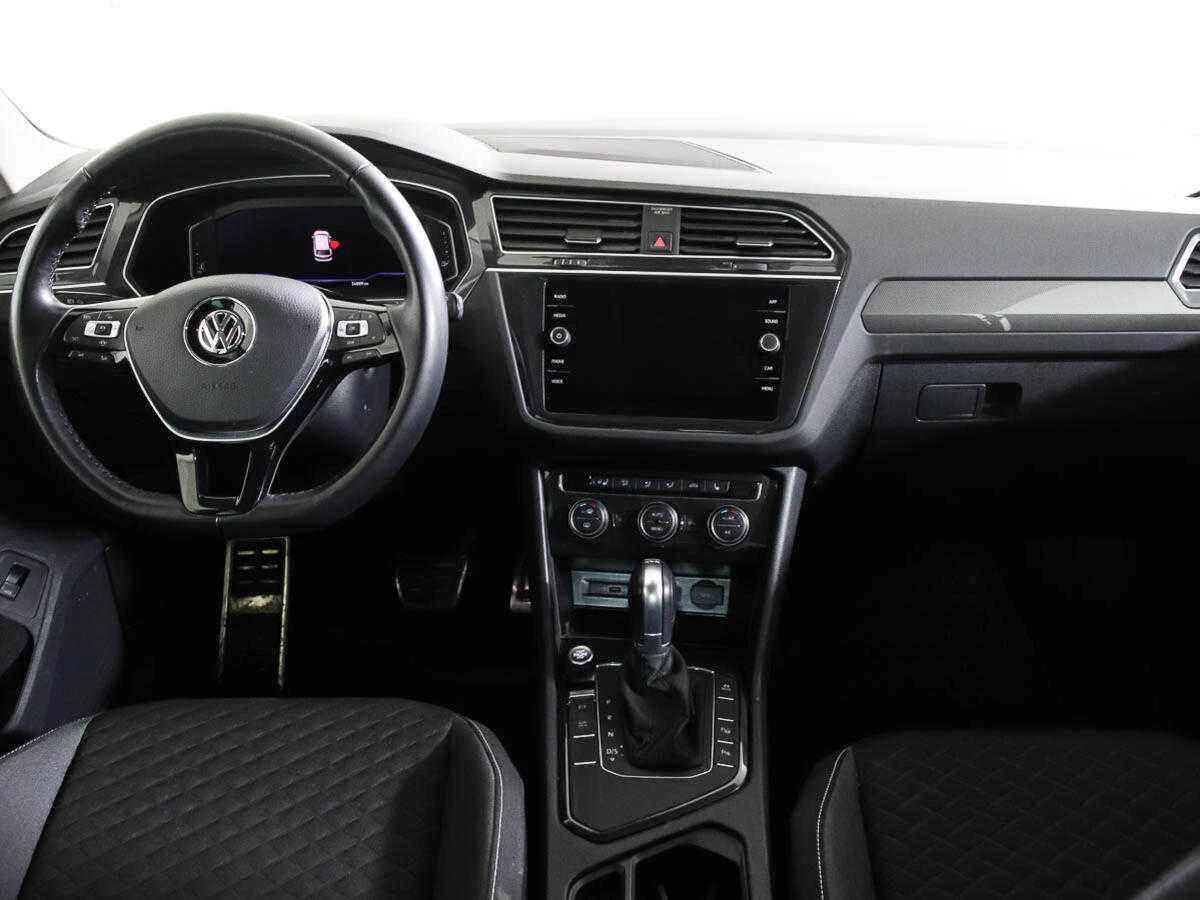 Volkswagen Tiguan, Серебряный, 2018, Робот, 150 л.с., цена от 1 453 000 руб.
