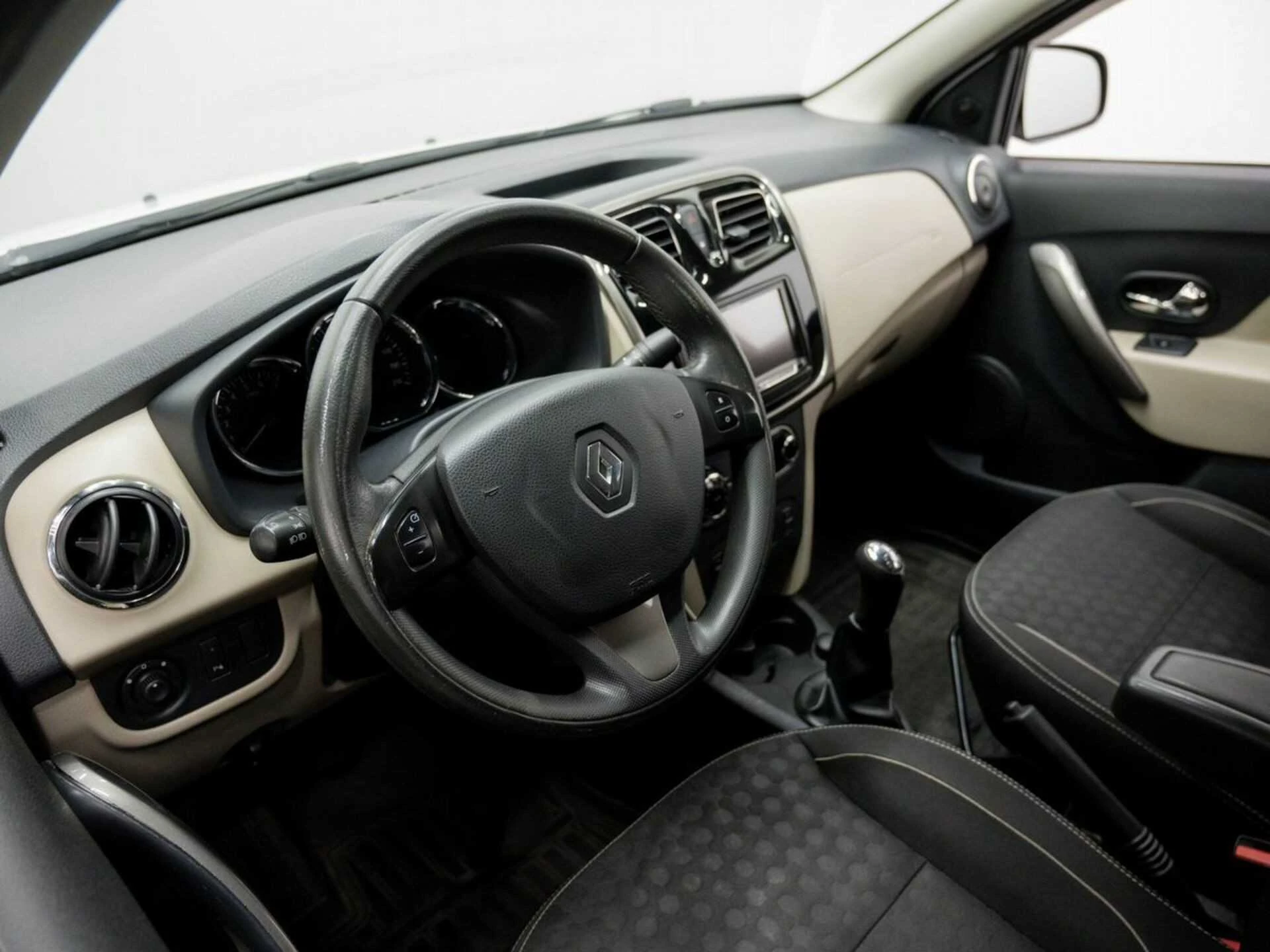 RENAULT LOGAN, Белый, 2015, Механическая, 102 л.с., цена от 504 000 руб.