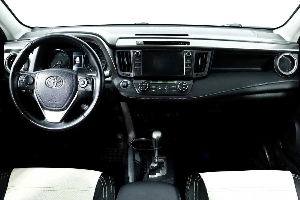 TOYOTA RAV4, Белый, 2018, Вариатор, 146 л.с., цена от 1 800 000 руб.