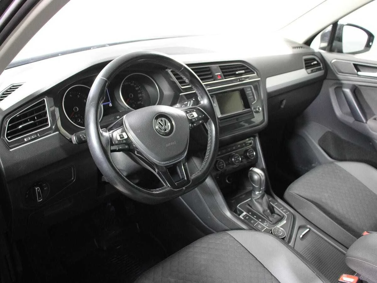 VOLKSWAGEN TIGUAN, Черный, 2017, Робот, 180 л.с., цена от 1 395 200 руб.