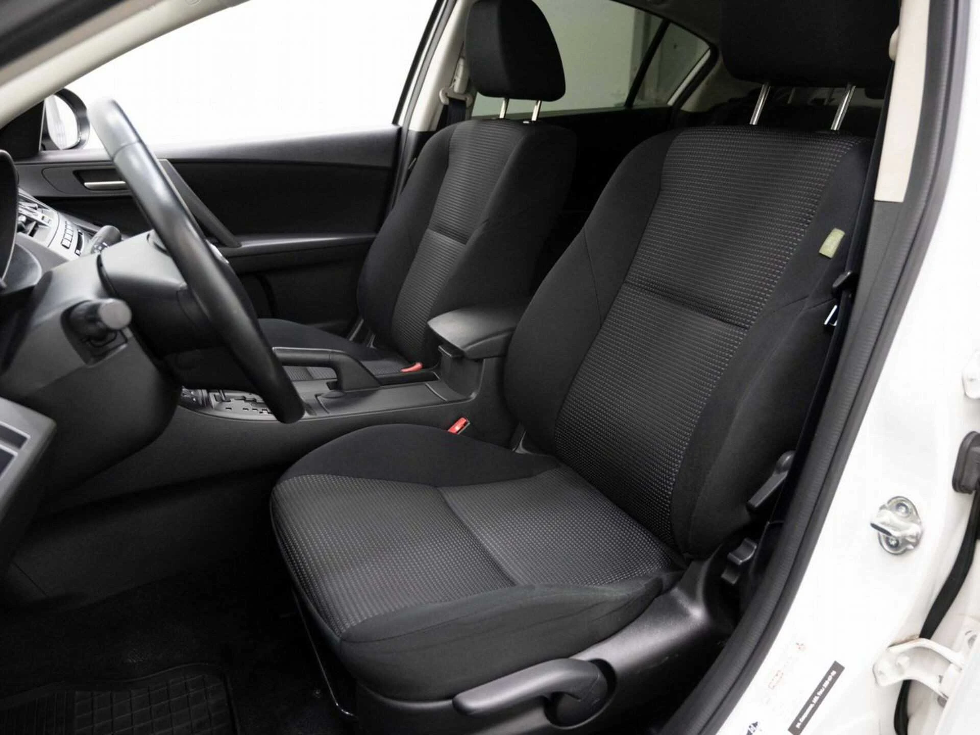 MAZDA 3, Белый, 2012, Автоматическая, 105 л.с., цена от 720 000 руб.