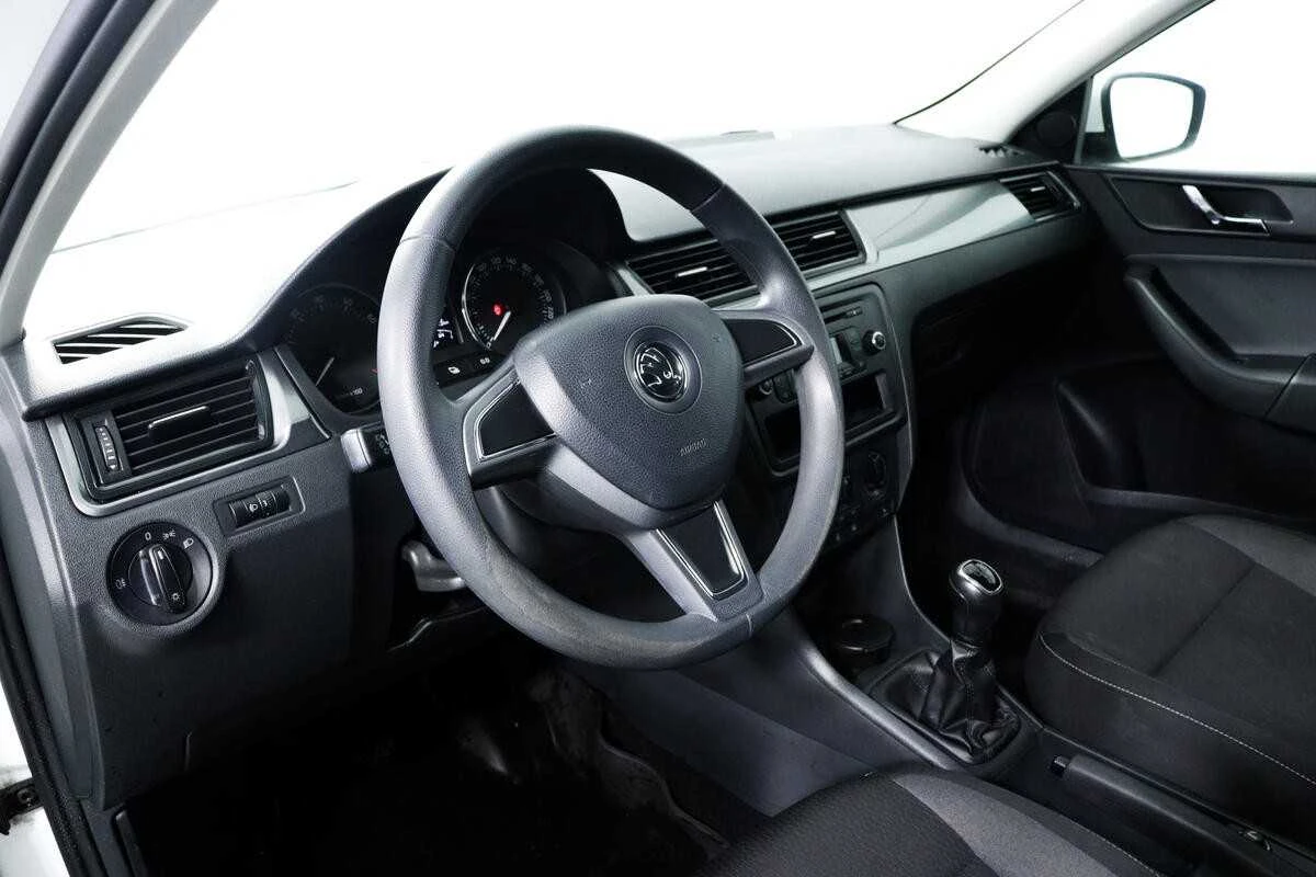 SKODA RAPID, Белый, 2015, Механическая, 105 л.с., цена от 675 200 руб.