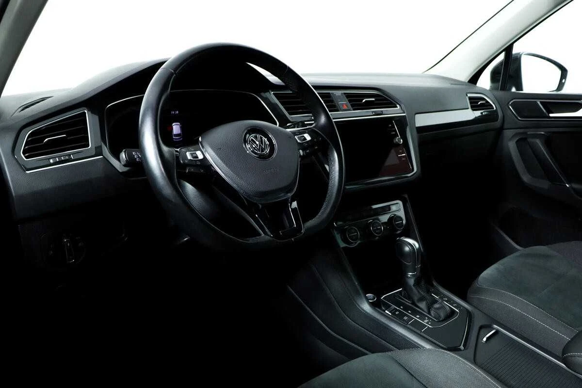 VOLKSWAGEN TIGUAN, Черный, 2017, Робот, 150 л.с., цена от 1 331 200 руб.