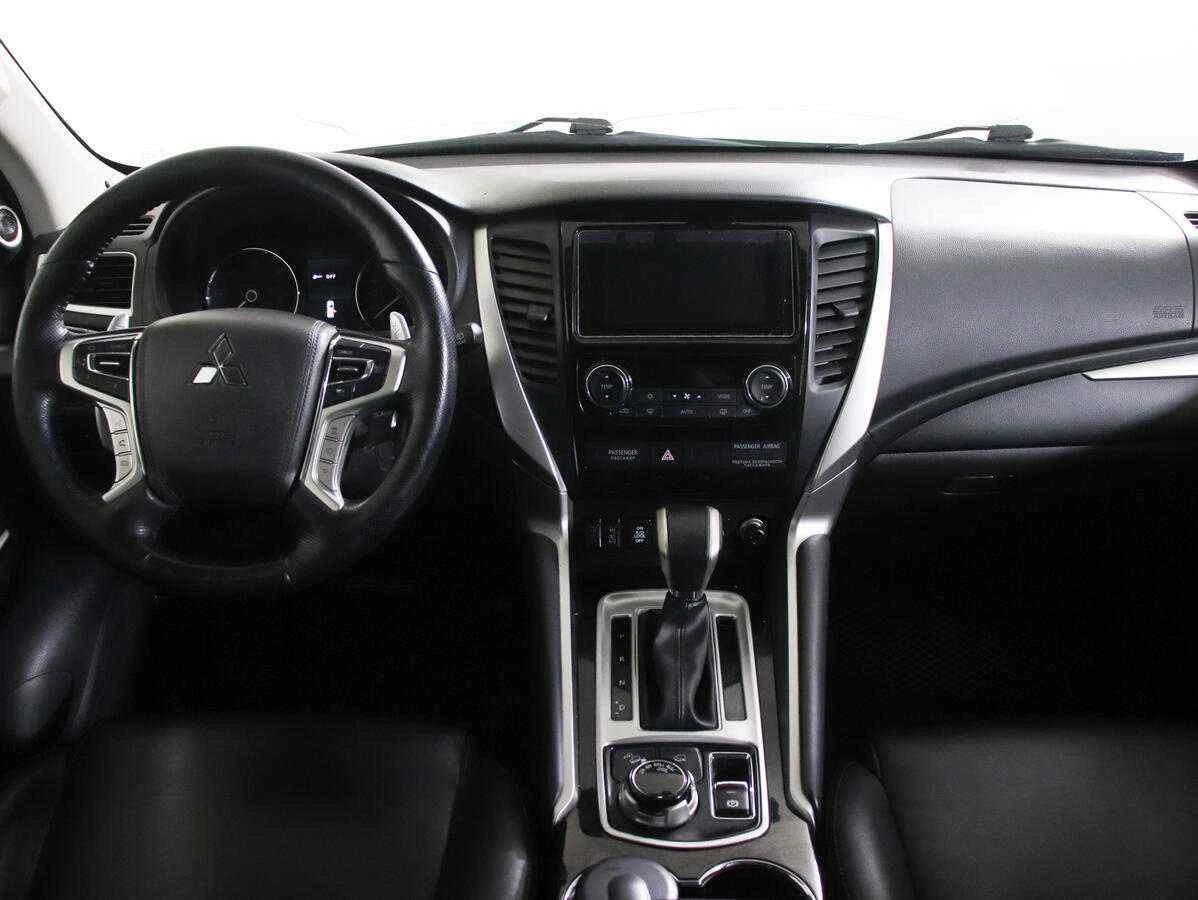 Mitsubishi Pajero Sport, Серебряный, 2016, Автоматическая, 209 л.с., цена от 2 199 000 руб.
