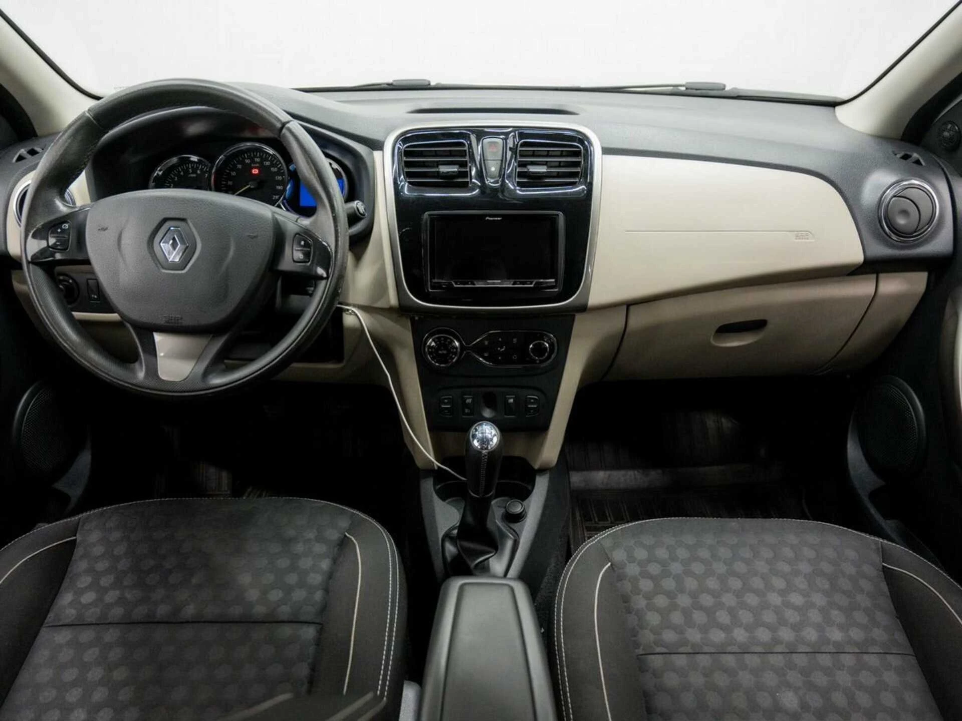 RENAULT LOGAN, Белый, 2015, Механическая, 102 л.с., цена от 504 000 руб.